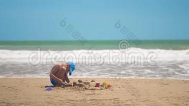 一个小男孩正在<strong>大海</strong>上的沙子里玩耍，小腿和手指，<strong>大海</strong>的背景是黄沙和碧水